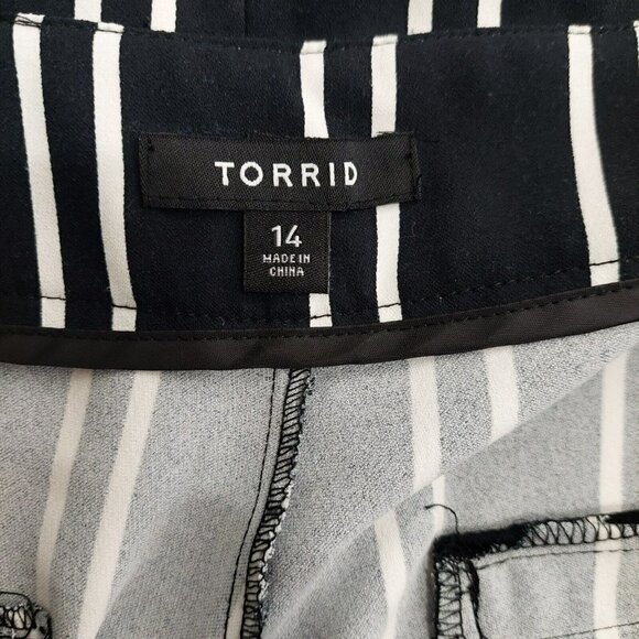 Torrid Black White Striped Shorts Womens High Rise Tie Front Belt Pockets Sz 14 - Picture 10 of 10